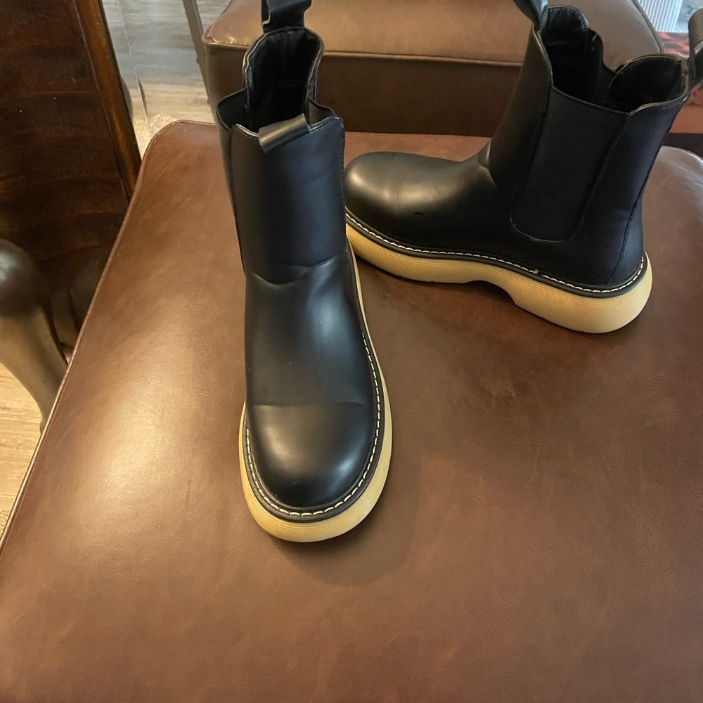 Black boots size 7 worn twice. Great Condition